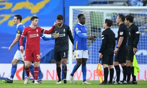 Sau tất cả, Welbeck đã lên tiếng về việc Liverpool bị thổi phạt đền
