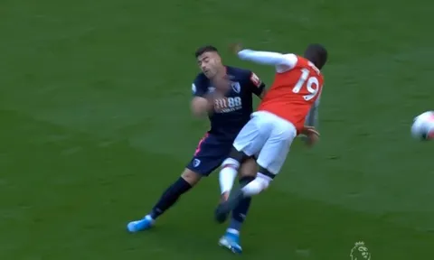 Nicolas Pepe đón nhận sự bất công từ VAR