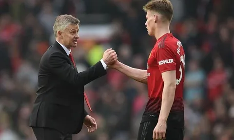 'Cậu ấy giỏi hơn Fred rất nhiều và nên đá trung vệ ở Man Utd'