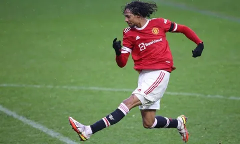 "Cậu ấy là một triển vọng thú vị nhưng ở Man Utd quá lâu"