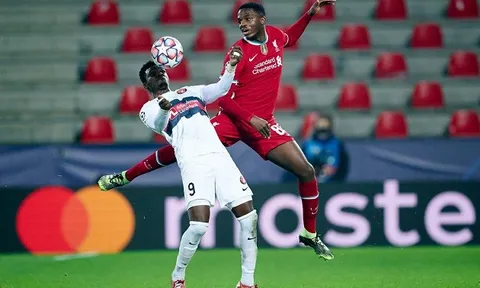 Cậu bé nhặt bóng trận Liverpool 4-0 Barcelona ghi tên vào lịch sử CLB