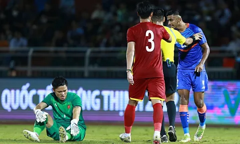 Cầu thủ Ấn Độ gây gổ với Nguyên Mạnh