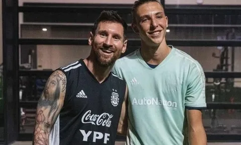 Cầu thủ Argentina xăm chữ ký Messi lên tay