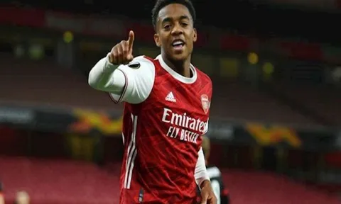 "Cầu thủ Arsenal đó chẳng biết đứng ở đâu trên sân"