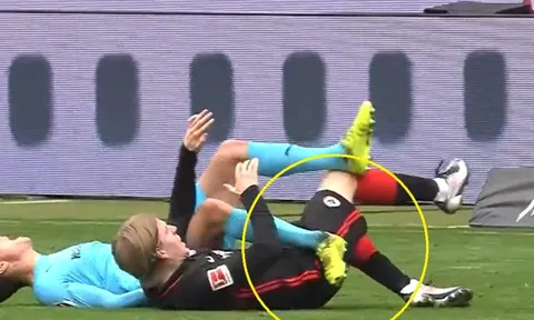 Cầu thủ Bundesliga gãy chân sau pha va chạm