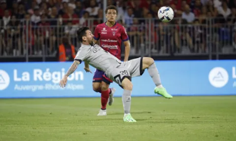 Đối thủ ngơ ngác nhìn Messi lập siêu phẩm