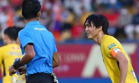 Cầu thủ HAGL phản ứng trọng tài để đòi penalty