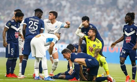 Cầu thủ Ligue 1 bất tỉnh khi đang thi đấu