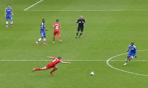 "Cầu thủ Man Utd đó chẳng thể sánh với Gerrard"