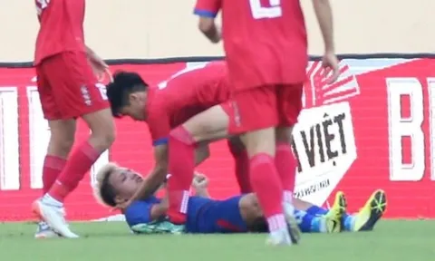 Cầu thủ U23 Lào cứu đối thủ khỏi nuốt lưỡi