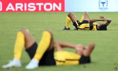 Cầu thủ U23 Malaysia đổ gục xuống sân vì thất vọng
