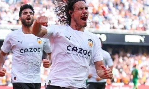 Cavani gây ấn tượng ở tuổi 35