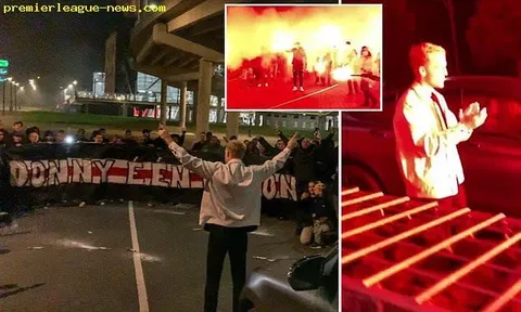 CĐV Ajax phá lệnh giãn cách, đốt pháo rợp trời chia tay Van de Beek