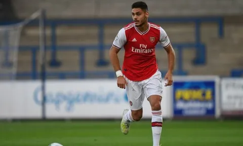 CĐV Arsenal: "Chúng tôi đang chờ cậu trở lại; Vị thần Hy Lạp"