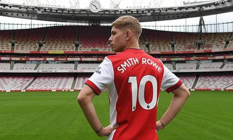 CĐV Arsenal lo lắng sau khi Smith Rowe chọn áo số 10