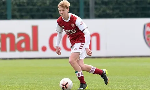 CĐV Arsenal phát cuồng, so sánh sao 17 tuổi với Fabregas