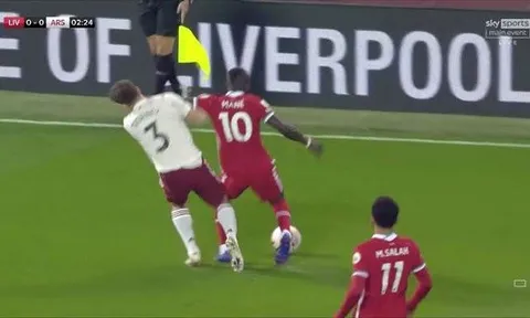 CĐV Arsenal: 'Sao Mane lại không bị đuổi sau tình huống đó?'