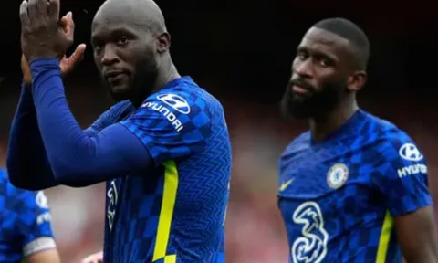 CĐV Chelsea rơi nước mắt trước hành động bất ngờ của Rudiger với Lukaku