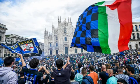 CĐV Inter Milan đổ ra đường ăn mừng chức vô địch lịch sử