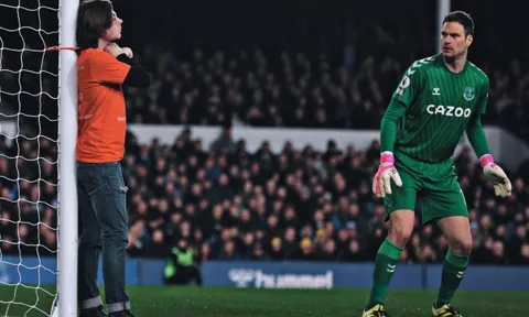 CĐV khóa cổ vào cột dọc khung thành, Everton thắng nghẹt thở phút 90+9