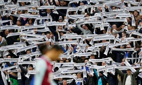 CĐV Leicester tưởng niệm cố chủ tịch Thái Lan và những khoảnh khắc ấn tượng vòng 9 NHA