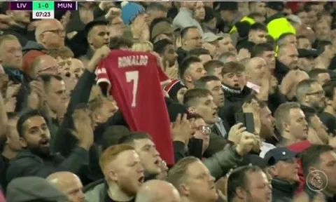 CĐV Liverpool chia buồn với Ronaldo, hát vang "You'll Never Walk Alone" ở phút thứ 7