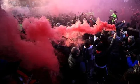 CĐV Liverpool nhuộm đỏ bầu không khí và những khoảnh khắc đẹp nhất vòng 12 NHA