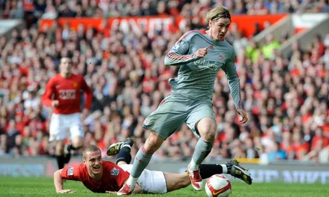 CĐV Liverpool tức điên vì Vidic "cố lơ" 1 người