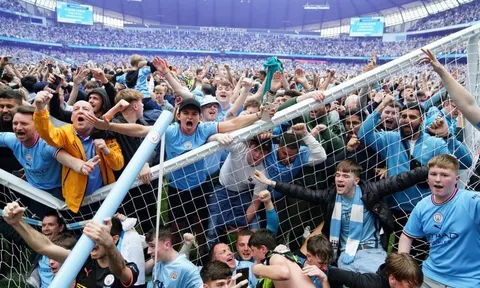 CĐV Man City đập phá, gây hỗn loạn tại Etihad trong ngày vô địch