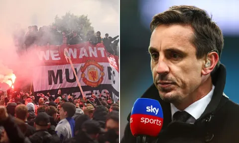 CĐV Man Utd bạo loạn, Gary Neville lập tức lên tiếng