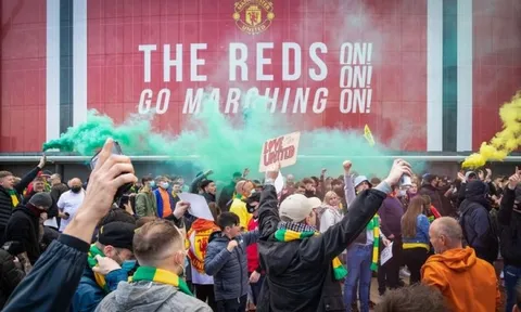 CĐV Man Utd bạo loạn, "giáo sư" Wenger nói thẳng sự thật phũ phàng