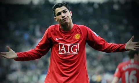 CĐV Man Utd: "Fred treo giò, Ronaldo đá tiền vệ phòng ngự được không?"