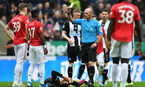 CĐV Man Utd: "Kinh tởm. Ai mang gã đó về, đáng bị đánh đập"