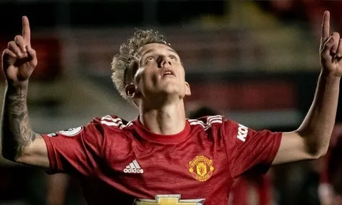 CĐV Man Utd phát cuồng: "Cậu ấy là Thiago mới; Scholes thời đỉnh cao"
