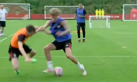 CĐV Man Utd phát cuồng với pha xử lý của Williams trên sân tập