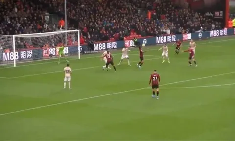 CĐV Man Utd điên tiết: "Thảm họa phòng ngự. Cậu ta quá chậm!"