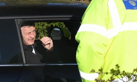 CĐV 'náo loạn' Carrington, Ole cùng dàn sao Man Utd bị 'vạ lây'