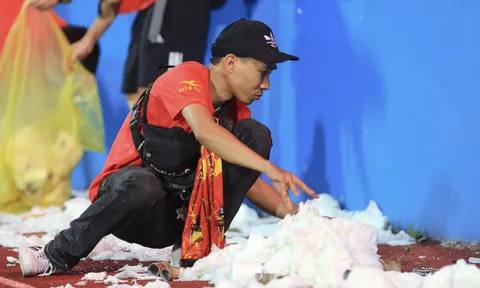 CĐV ném giấy vệ sinh, sân Việt Trì dọn 4 tiếng chưa sạch