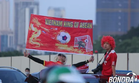 CĐV nhuộm đỏ Mỹ Đình, hô vang "Việt Nam là vua Đông Nam Á"