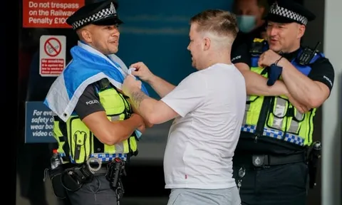 CĐV Scotland quậy tưng bừng, 'nhờn' cảnh sát trước giờ đấu ĐT Anh