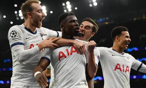 CĐV Tottenham: "Tống khứ hắn đi ngay, dùng cả cà chua ném vào xe hắn!"