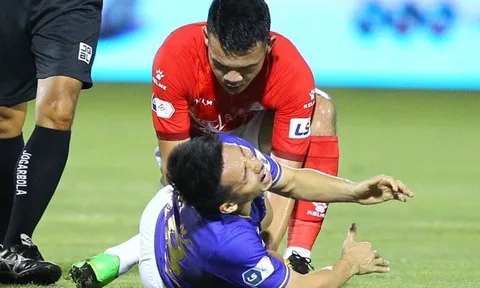 CĐV Việt Nam phẫn nộ, "tấn công" Hoàng Thịnh sau pha bóng kinh hoàng