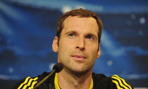 Cech: "Chỉ có 1 thủ môn sẽ gia nhập Chelsea và đó là cậu"