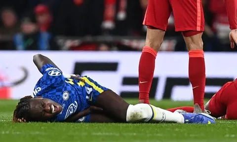 Sao Chelsea phải khâu vết thương nhưng cầu thủ Liverpool chỉ nhận thẻ vàng