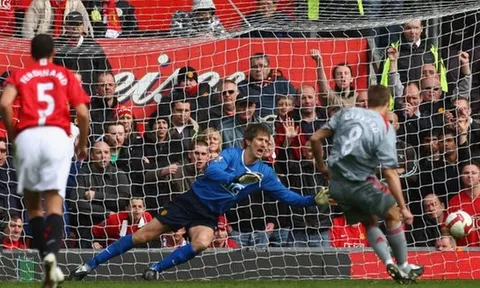 'Châm ngòi' derby nước Anh, huyền thoại Liverpool 'xát muối' Man Utd