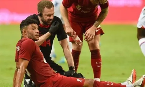Chamberlain dính chấn thương, Liverpool lên kế hoạch chiêu mộ “vua sút phạt” thay thế