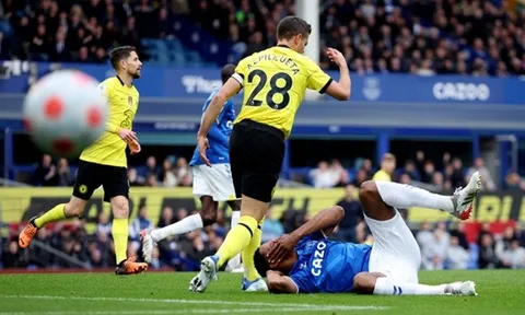 Chelsea chết vì sự ngờ nghệch của hàng thủ