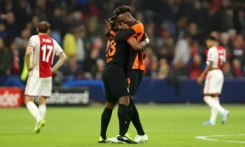 Fan Chelsea sẽ ấm lòng với hành động của Abraham dành cho Batshuayi