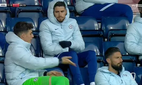Chelsea thua chóng vánh, Kepa liền bực tức chỉnh đốn đồng đội trên khán đài