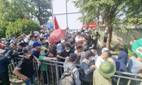 Chen lấn, xô đẩy mua vé xem U23 Việt Nam đá SEA Games 31
